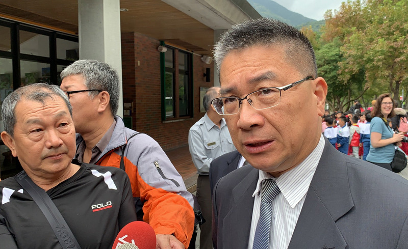 為查察外媒報導中國間諜王立強指控內容，台北地檢署26日凌晨諭令中國創新投資執行董事向心及替任董事龔青限制出境出海。內政部長徐國勇（右）26日在花蓮受訪表示，限制出海出境是司法作為，非政治動作。(圖:中央社)