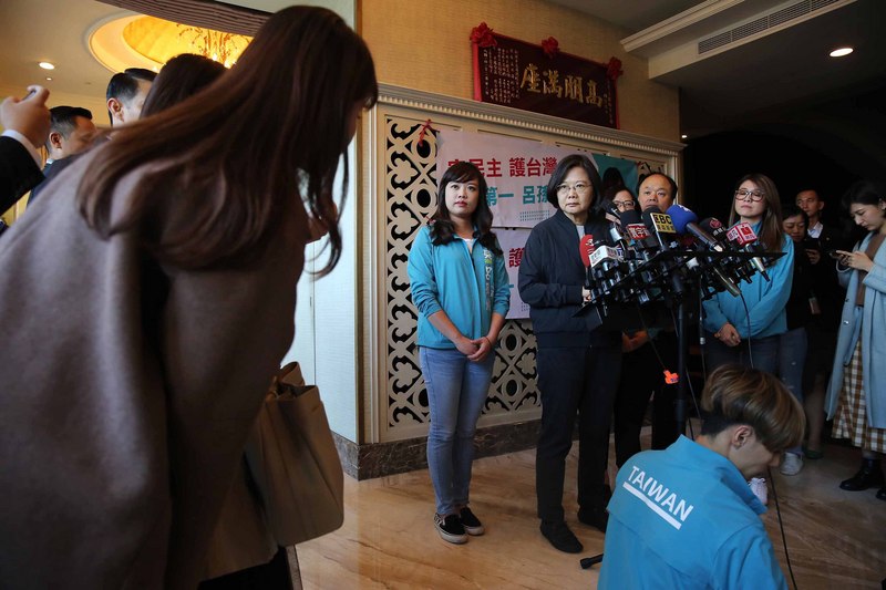 總統蔡英文（中）26日出席民進黨立委參選人呂孫綾競選幹部座談會，並接受媒體訪問。(圖：中央社)