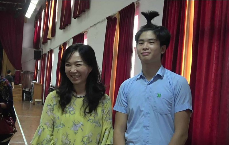 國民黨總統參選人韓國瑜的妻子李佳芬26日訪問雅加達台灣學校，親切與學生合影。(圖: 中央社)