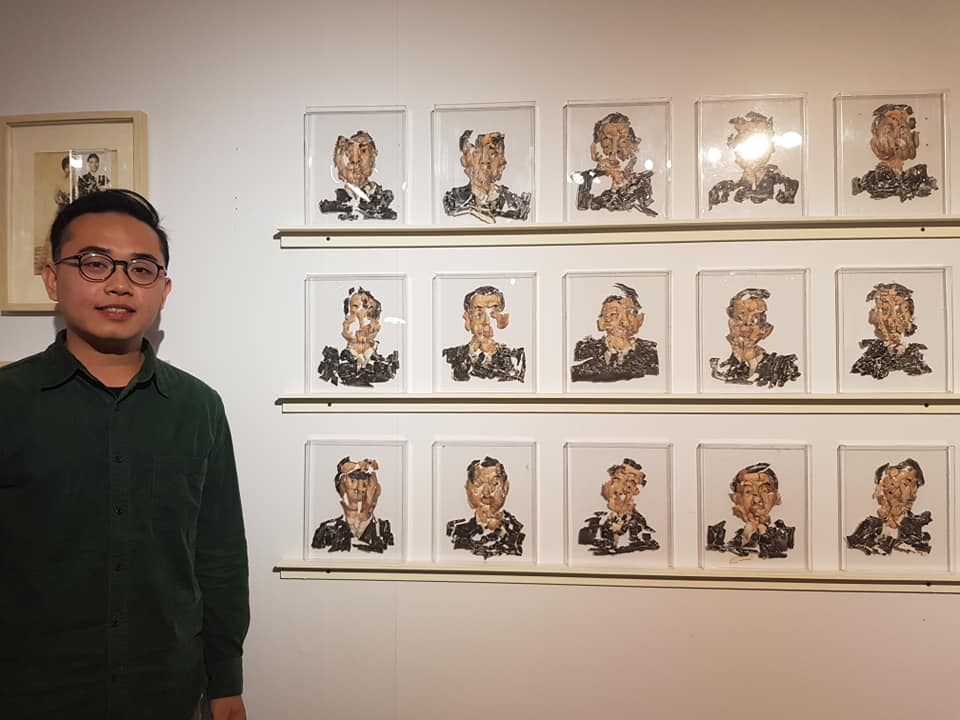 童品元用泥漿在照片上描繪阿公模樣，再進行燒製，利用陶藝燒製的永恆性傳達對逝世阿公的思念。(江昭倫 攝)