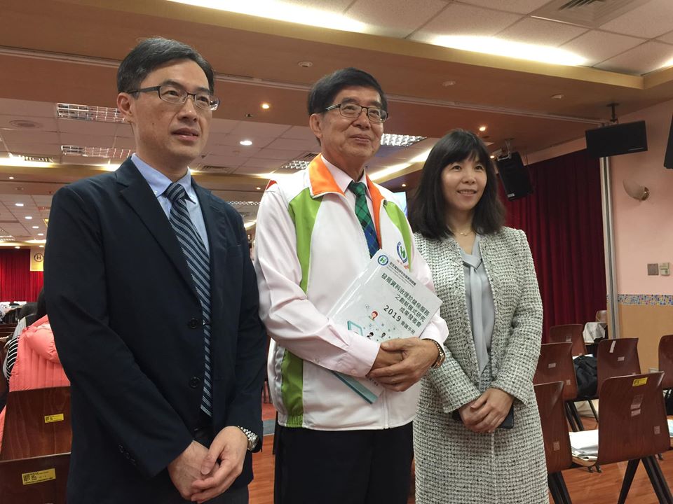 國立陽明大學醫務管理研究所所長林寬佳(左)、健保署署長李伯璋(中)、國立台灣大學健康政策與管理研究所副教授董鈺琪(右) (蕭照平攝)