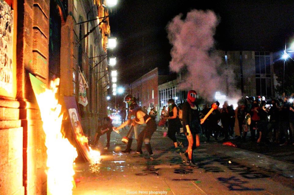 墨西哥示威人士25日在墨西哥首都墨西哥市的主要道路上砸碎窗戶、在紀念碑上噴漆，並與鎮暴警察發生衝突，以抗議墨西哥當局未能制止該國女性遭受施暴的行為激增。(圖取自推特)