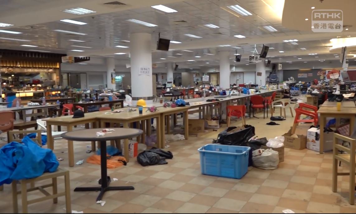 理大校方人員今日再度進入校園尋找留守者。圖為理大目前內部狀況。圖:香港電台視像新聞