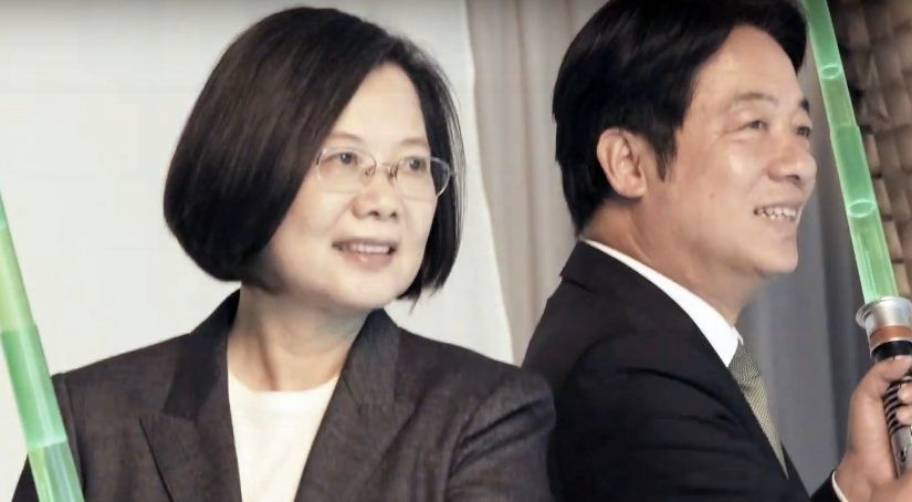 「英德配」拍攝定裝照 手持綠光劍盼再開紅盤。(蔡英文競選辦公室提供)