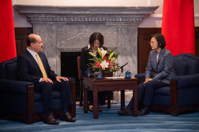 總統蔡英文（右）27日上午在總統府接見巴拉圭國防部長索多（Bernardino Soto Estigarribia）（左），蔡總統致詞說，盼未來兩國有更多互動交流，建立更緊密的夥伴關係。(圖:中央社)