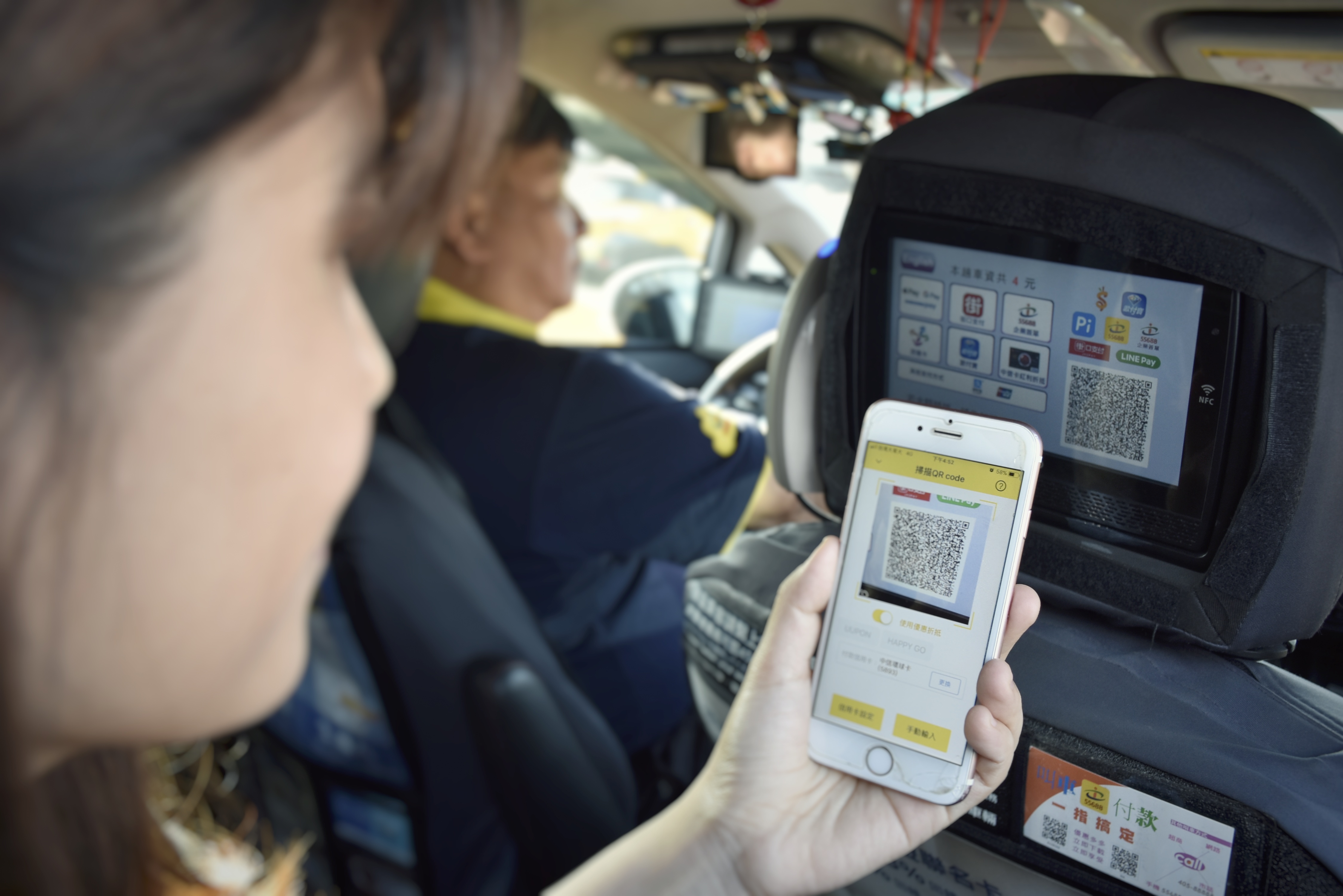 數位支付漸成消費主流。搭計程車只要掃車內螢幕上的付款code，就可輕鬆完成付款。圖:台灣大車隊提供