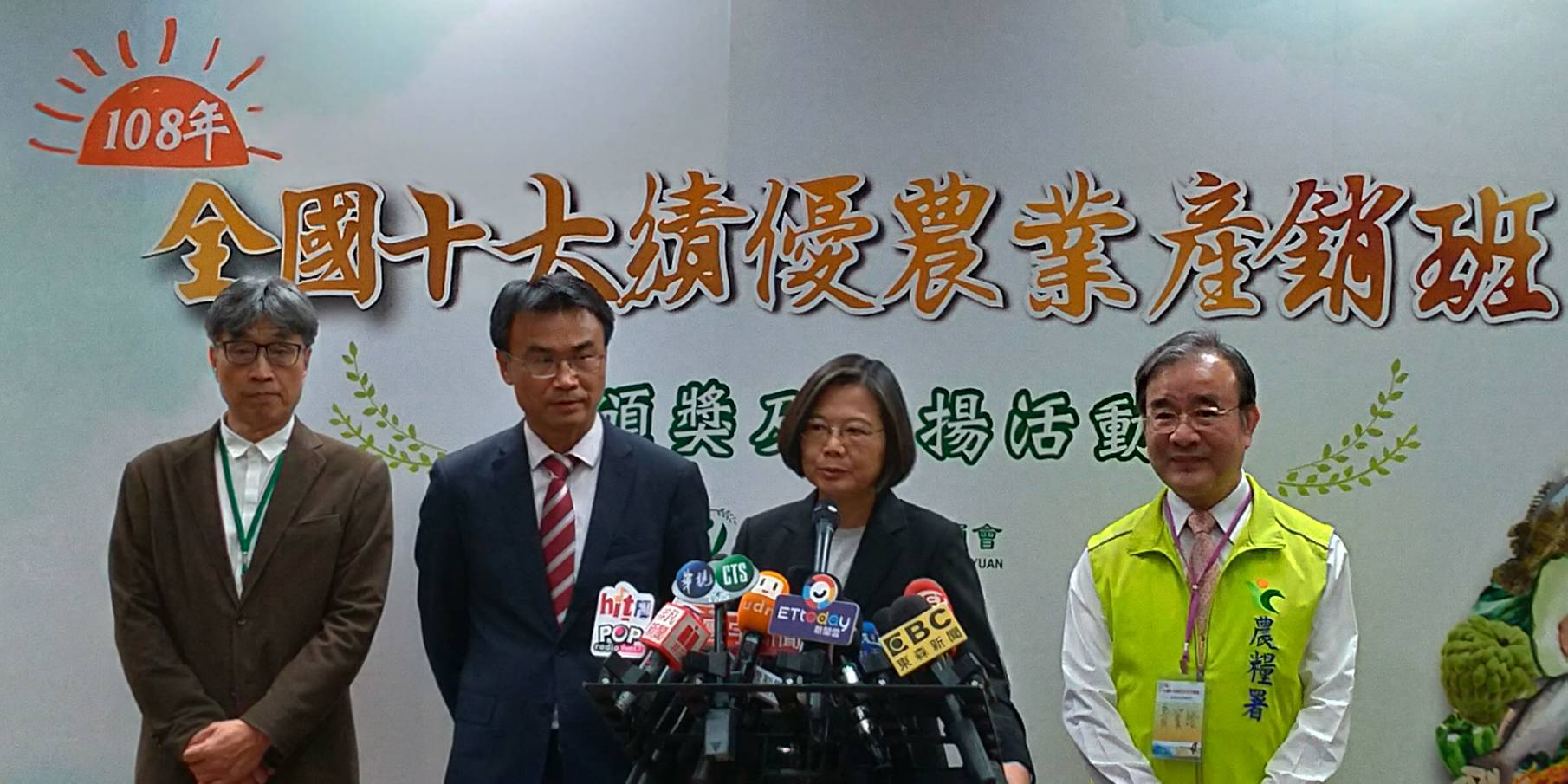 蔡英文總統(右二)在農委會主委陳吉仲(左二)等人的陪同下，回應媒體提問，也針對共諜案提出看法。(圖／陳林幸虹 攝)