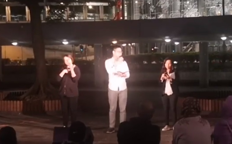 香港中環遮打花園，也有市民發起「爸爸媽媽守護你集氣會」，支援及關心香港理工大學的被捕人士。(圖擷自YouTube)