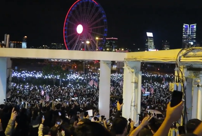 大批香港民眾28日晚上在港島中環愛丁堡廣場參加感恩節集會，感謝美國國會通過及總統川普簽署實施「香港人權與民主法案」。(圖擷自YouTube)