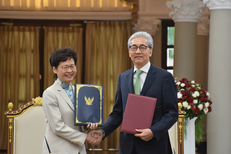 香港行政長官林鄭月娥（左）29日與泰國副總理宋奇（Somkid Jatusiptak）（右）會面，簽訂經濟領域相關的合作諒解備忘錄。(圖:中央社)