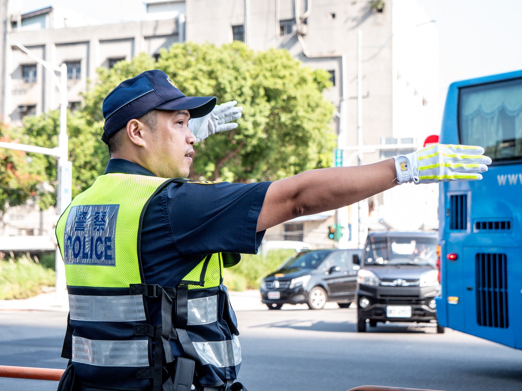 新通過的公務人員服務法規定將於2023年1月1日施行，該法就有關辦公日中應給予適當之連續休息時數，如警察等公務員上班日中至少要休息1小時。(示意圖/NPA署長室臉書)