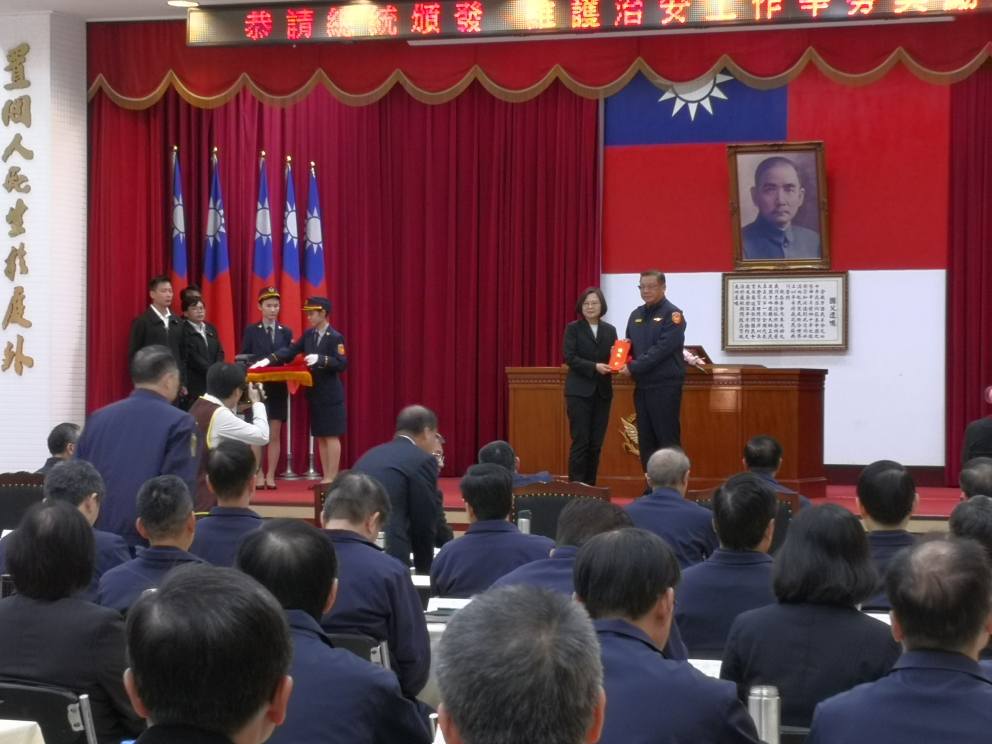 蔡英文總統29日出席內政部警政署署務會報時表示，無論維護選舉的公平公正、保護不分黨派候選人的安全，都是警察重要的工作，總統要求警察同仁全力以赴。（劉玉秋 攝）
