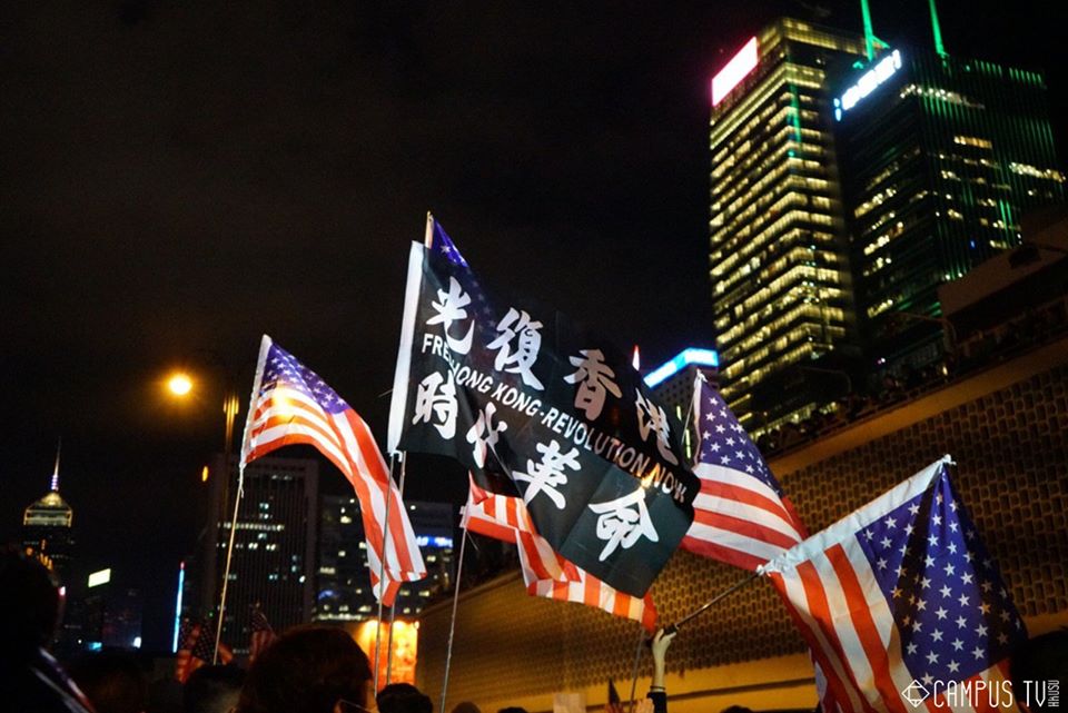 川普簽署法案相挺，香港集會美國旗海飄揚。(香港大學學生會校園電視臉書)