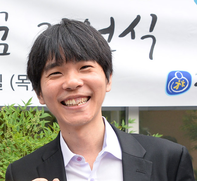 南韓棋王李世乭(石)Lee Sedol宣布退休。圖:Wikipedia, wolna encyklopedia