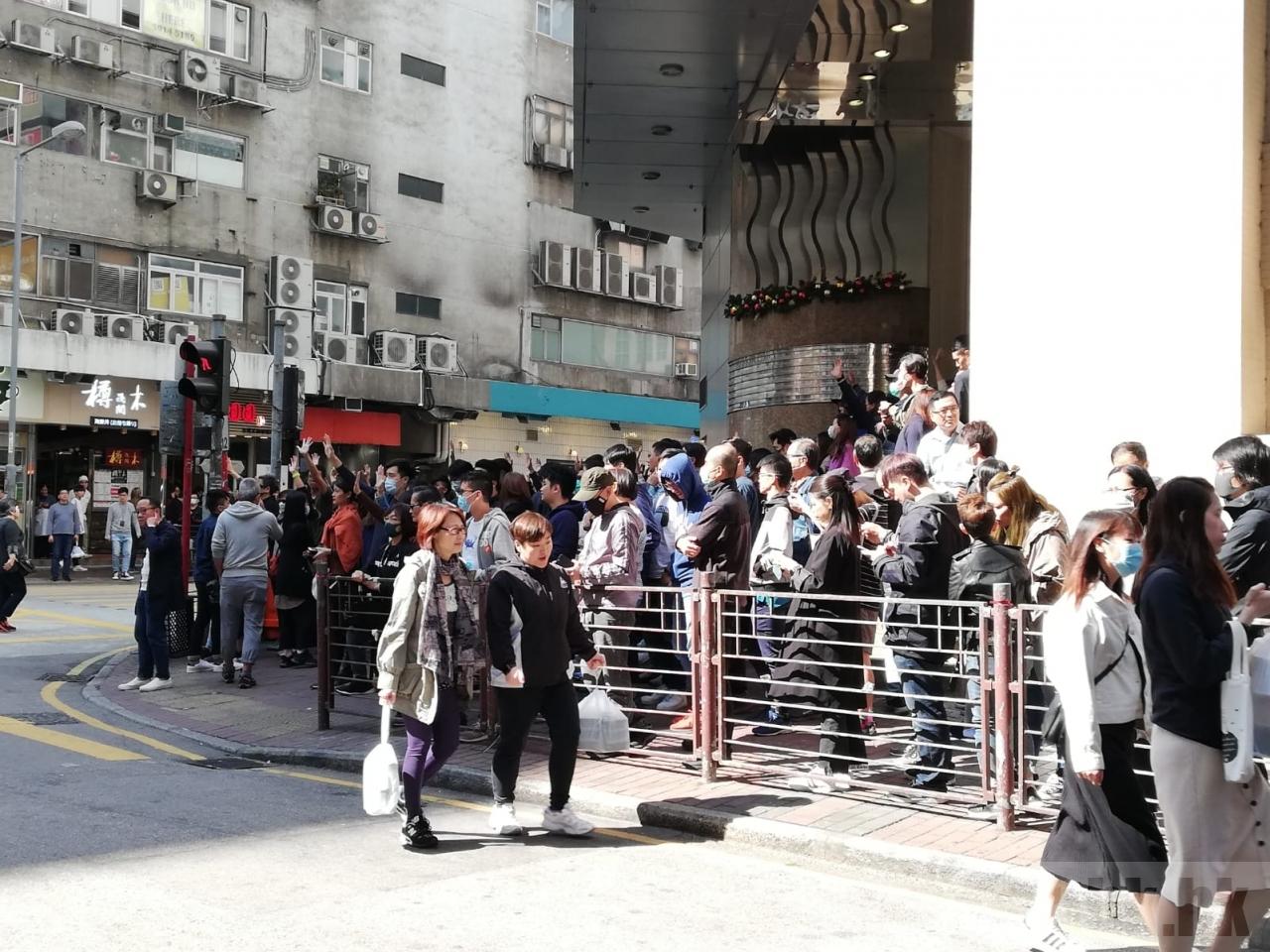 29日長沙灣和中環都出現大批市民集結，共同參與網路上發起的「和你lunch」行動。(圖：香港電台)