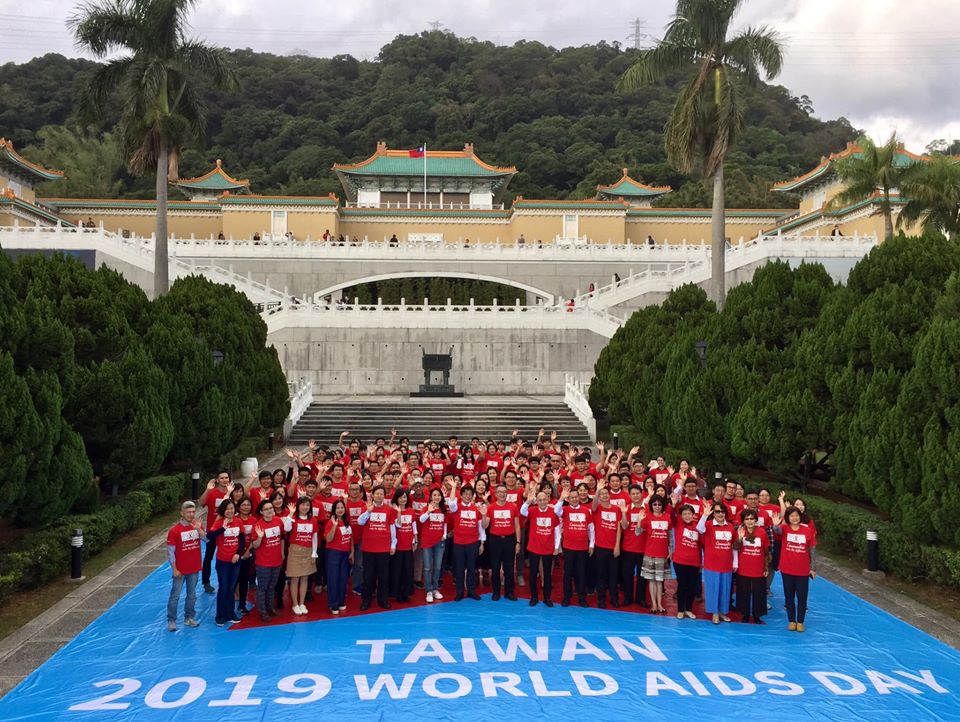 響應世界愛滋日，衛生福利部疾病管制署今天於故宮廣場舉行百人排紅絲帶活動，邀請演藝人員陶晶瑩代言参與活動。（蕭照平攝）