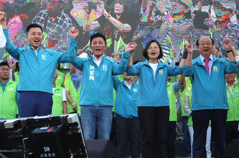 蔡總統強調，下一個4年，她會用民主精神跟世界交朋友，呼籲大家與她一起完成未來4年的「三大目標」。圖為蔡總統為新竹市立委參選人鄭宏輝（前左2）站台。（圖：中央社）
