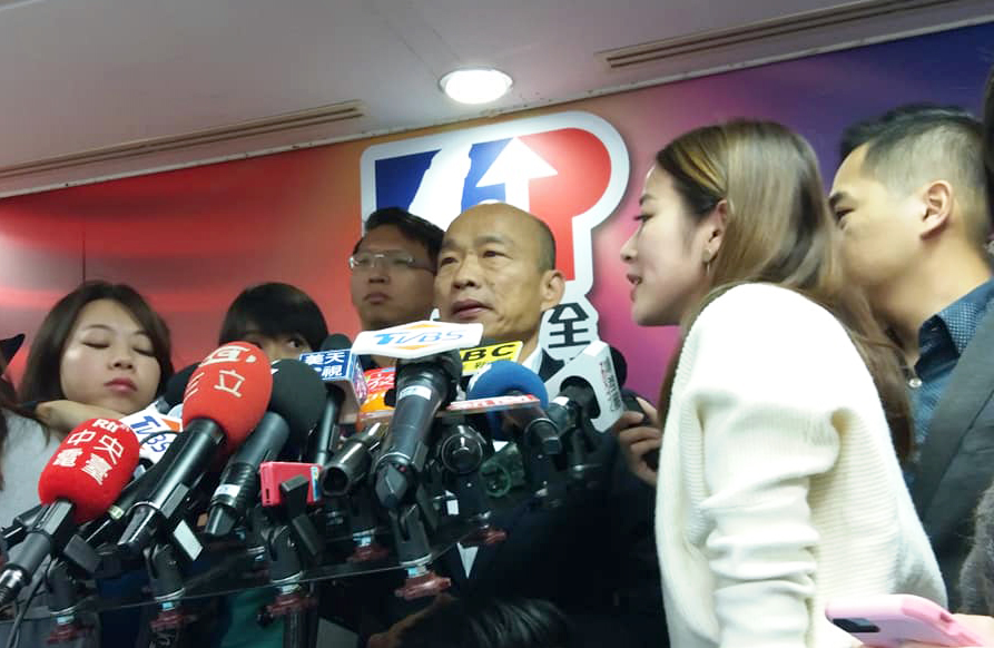 對於時代力量立委黃國昌連日來指控違法採砂石，國民黨總統參選人韓國瑜30日強調一切禁得起檢驗，如果有不法，拜託黃國昌立刻去檢舉。(王韋婷攝)