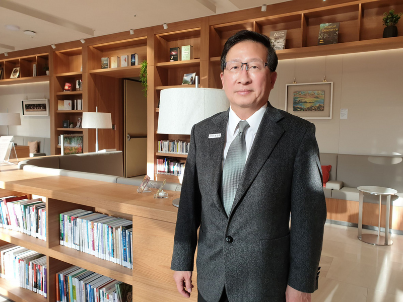 歐洲腫瘤醫學會（ESMO）日前在新加坡舉行亞洲年會，台灣大學醫學院附設癌醫中心醫院院長鄭安理（圖）發表一項關於晚期肝癌治療的重大成果，第一線使用免疫治療合併抗血管新生標靶藥物，可延病人存活期，是暌違11年來重大突破。(圖：中央社)