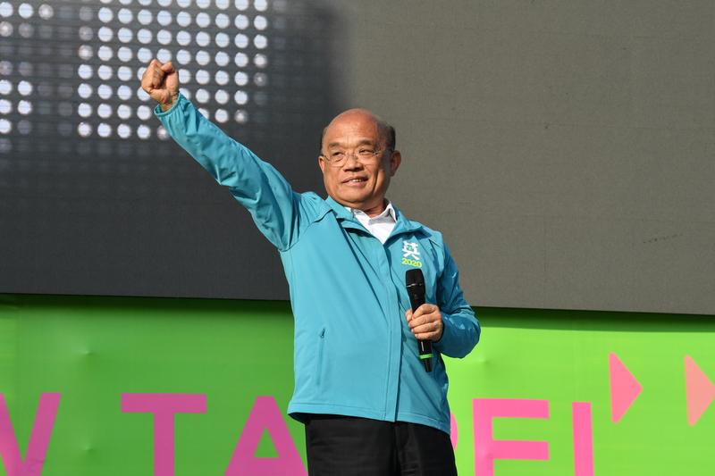 總統蔡英文連任新北市競選總部1日下午在板橋第二運動場舉行開幕活動，日前因過度勞累導致顏面神經失調的行政院長蘇貞昌（圖）休息後「復出」，呼籲選民票投民進黨。(圖：中央社)