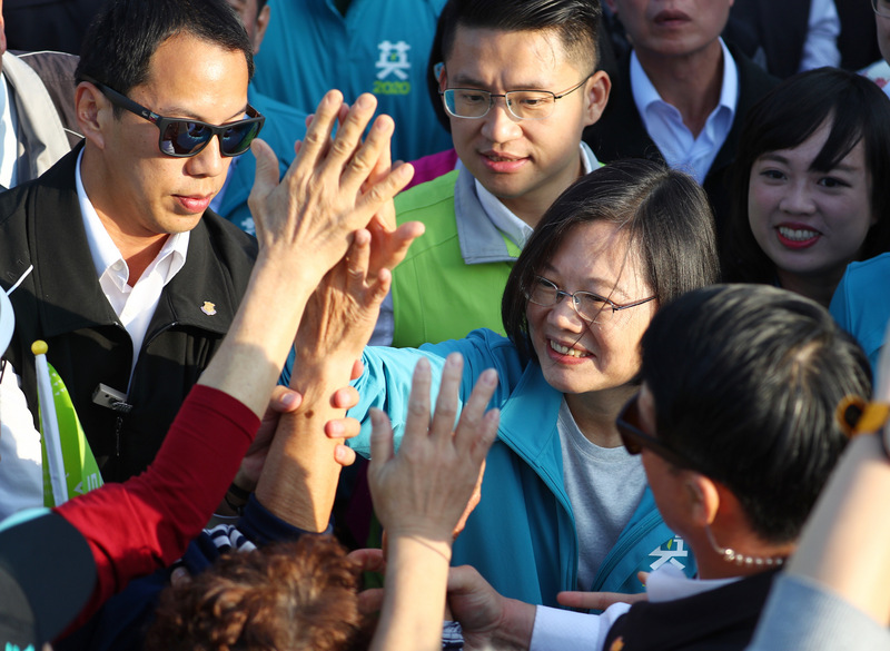 總統蔡英文（中）1日出席新北市競選總部開幕活動，受到許多支持者熱情歡迎。(圖：中央社)