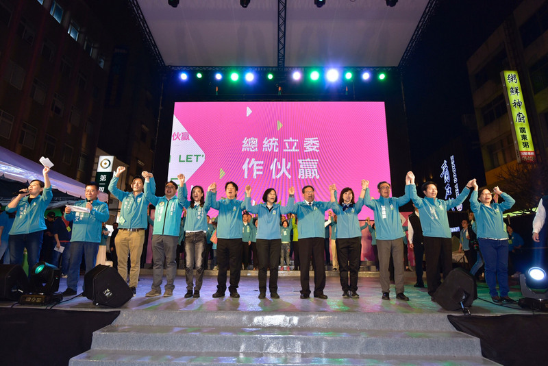 總統蔡英文（右6）1日晚間出席桃園南區競選總部成立大會，她說，蔡英文當總統、鄭文燦（右5）當市長，成就了桃園起飛的黃金時代，過去蔡英文挺桃園，現在她要拜託大家「這次換桃園來挺蔡英文」。（蔡英文競選總部提供）