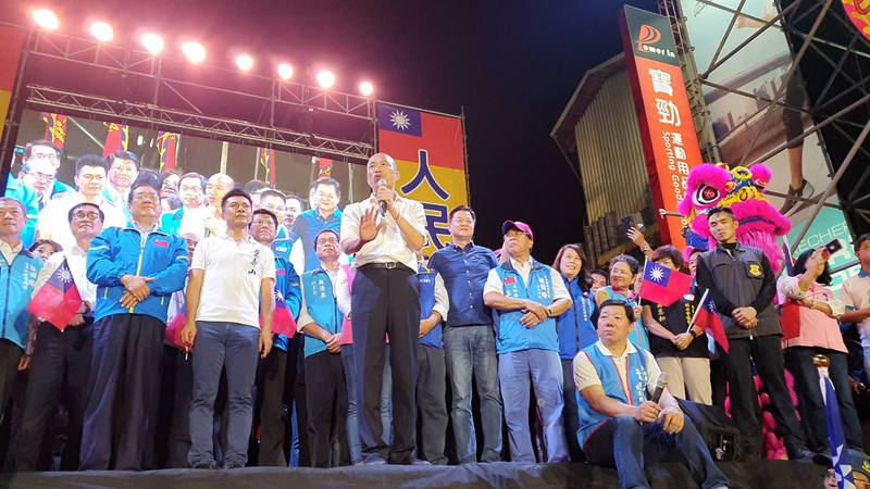 國民黨總統參選人韓國瑜（前左）1日晚間到屏東出席聯合競選總部成立造勢大會，他提到，自己在媽祖廟前承諾如果當選總統，國民黨立法院過半，一定建立一個清廉的政府，讓台灣安居樂業。(圖:中央社)