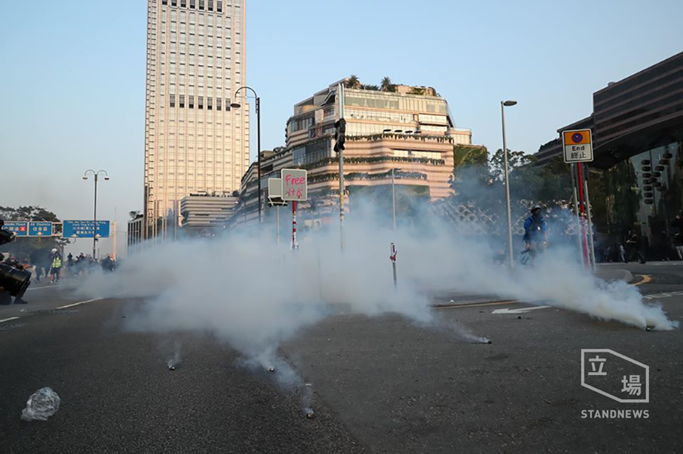 港人尖沙咀遊行， 警方動用催淚彈。(立場新聞提供)