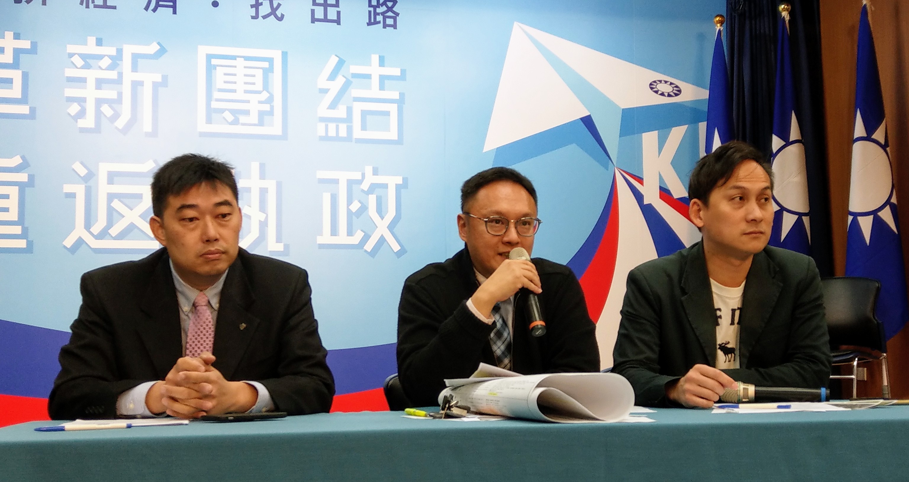 針採砂案，韓國瑜競辦顧問鄭照新(中)強調，這是當年政府輔導砂石業者的法制化過程，與非法占用完全無關。(劉品希 攝)