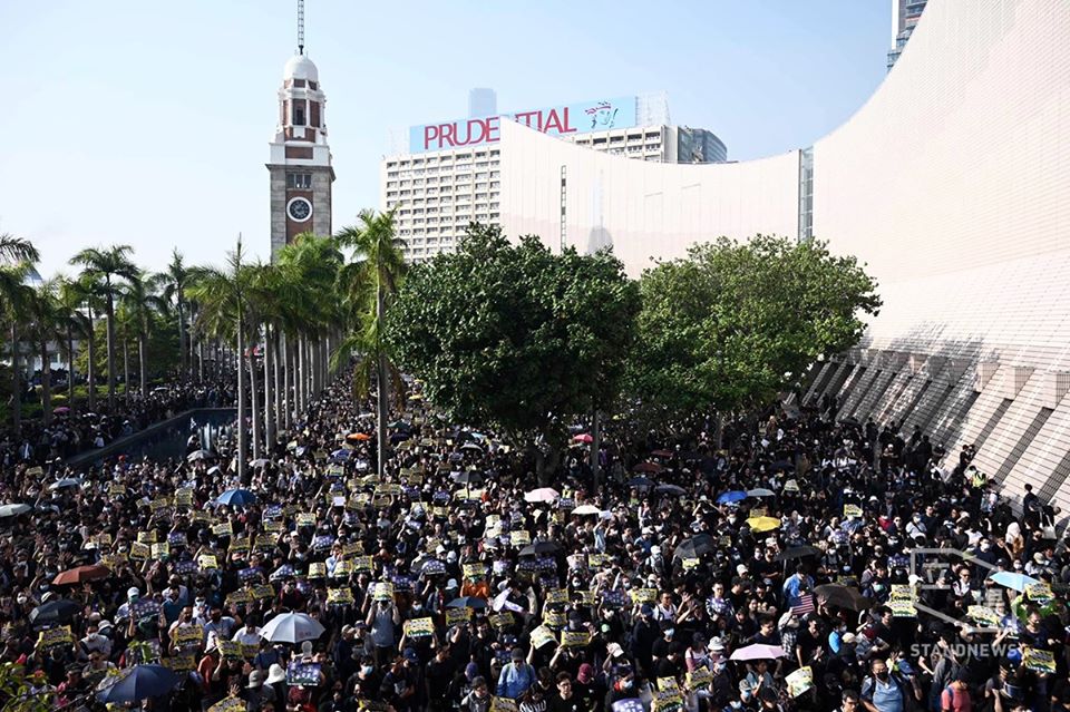 港人1日尖沙咀遊行，呼籲反送中運動毋忘初心。(立場新聞提供)
