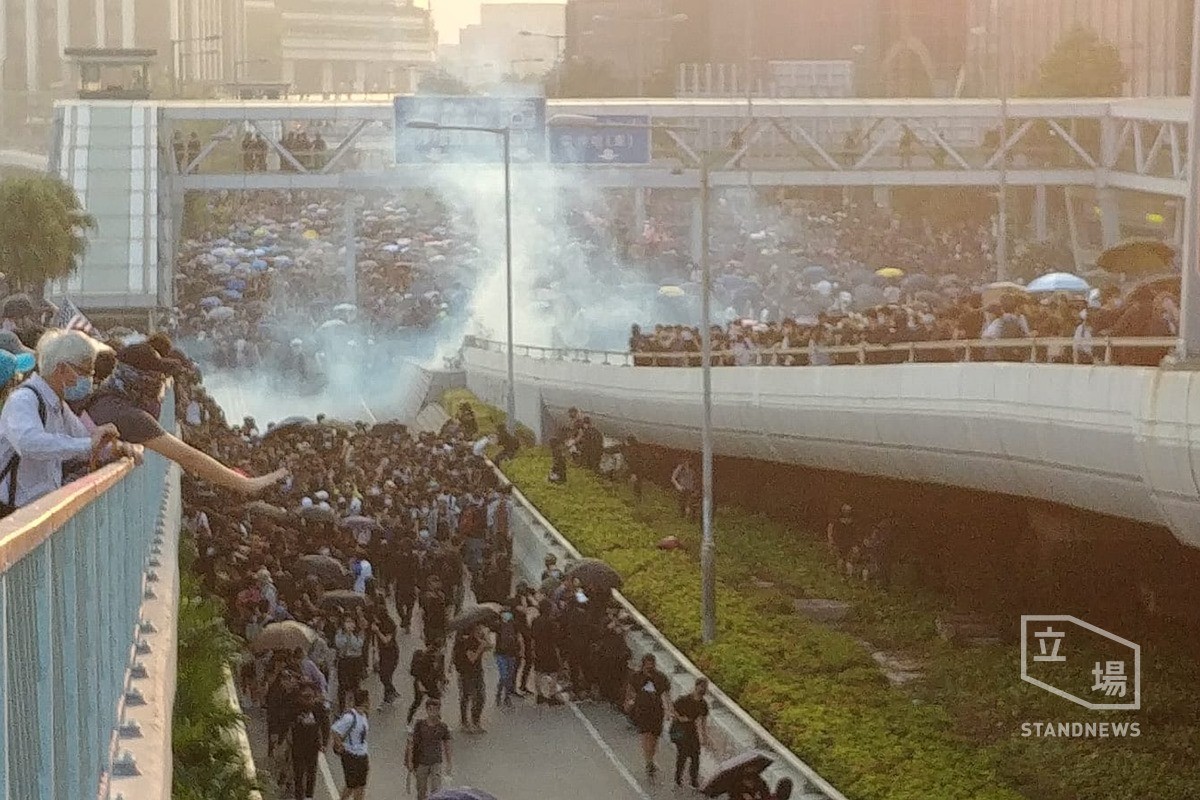 香港民眾昨日再度發起大遊行，但遊行開始後不久。警方便開始向人群施放催淚彈。圖:立場新聞提供