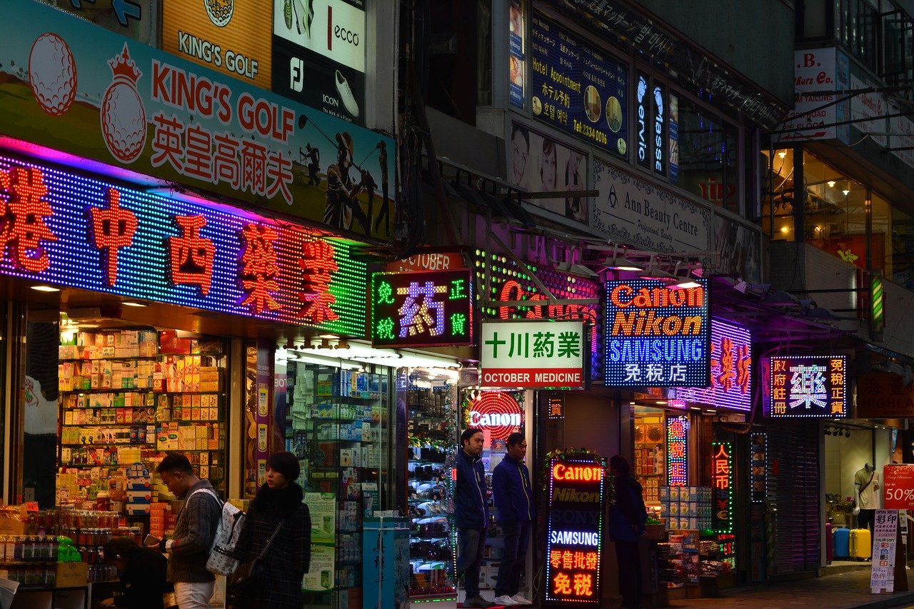 香港旅遊發展局公布，2019年訪港旅客有5,591萬人次，較2018年下跌14.2%。(圖: Pixabay)