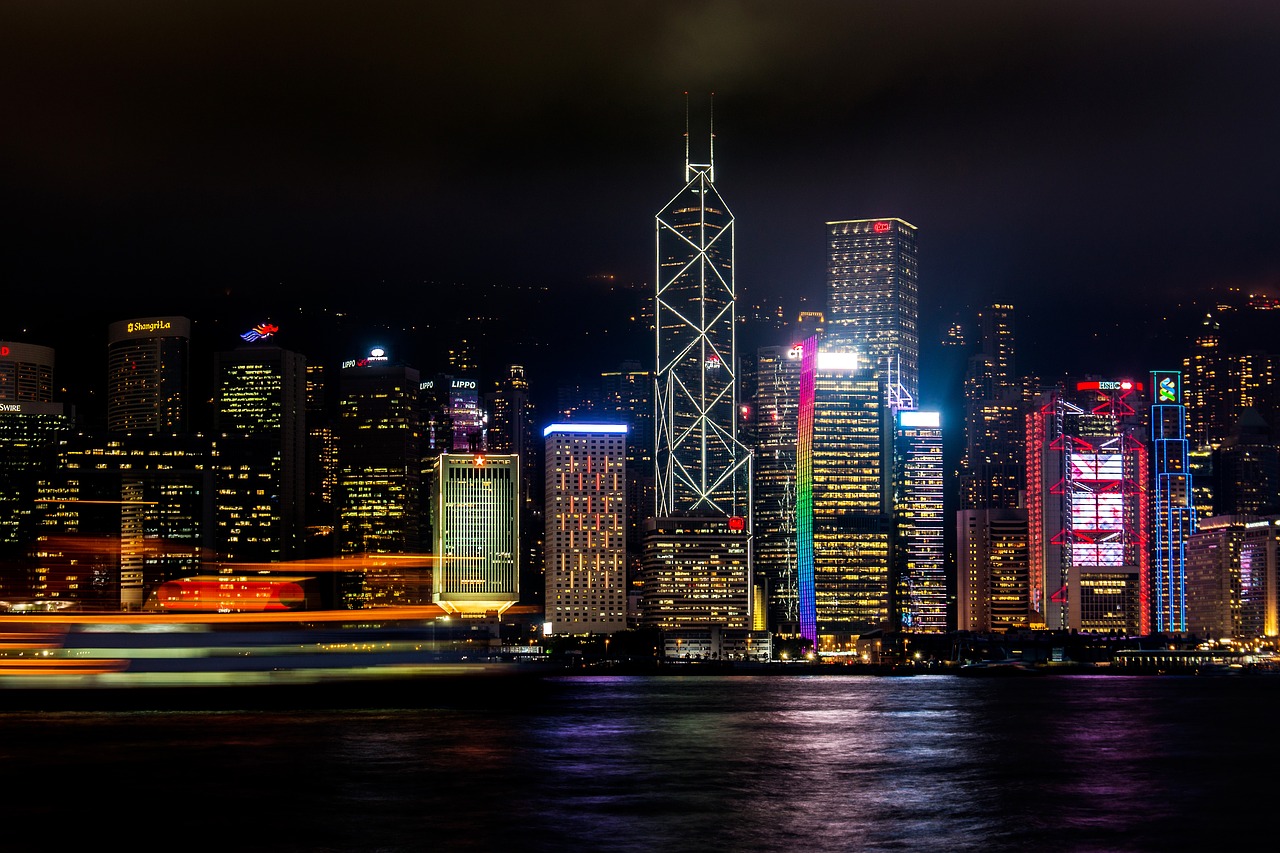蟬聯25年，香港首度失去最自由經濟體寶座。圖為香港維多利亞港夜景。(圖: pixabay)