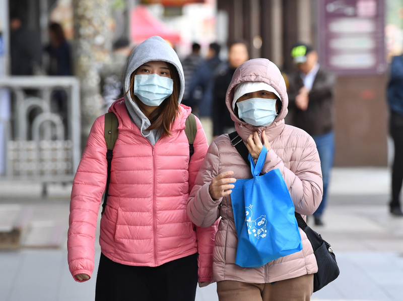 中央氣象局8日發布11縣市低溫特報，最低溫出現在淡水的攝氏10.1度。這波強烈大陸冷氣團將持續影響到9日清晨。(資料照片/中央社)