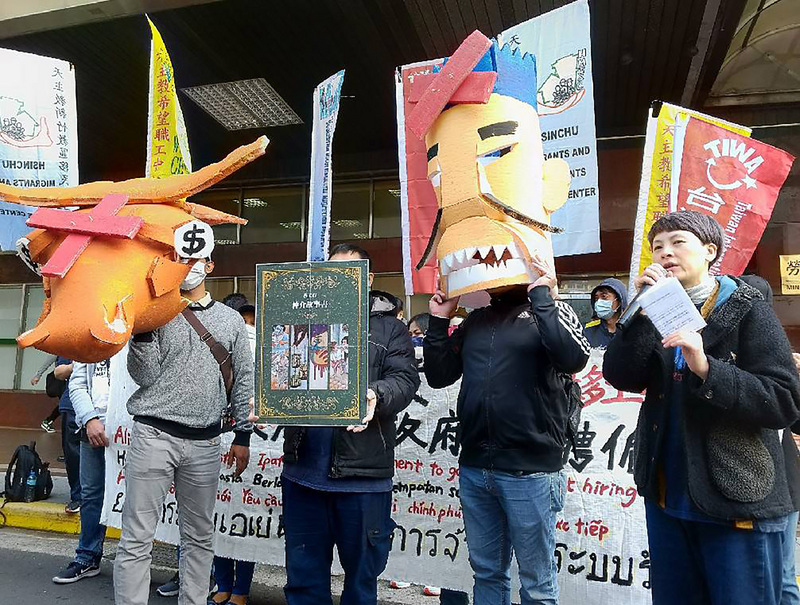 台灣移工聯盟日前到勞動部前舉辦「廢除仲介制度 要政府對政府直接聘僱」行前記者會，預告將在8日舉辦移工大遊行表達訴求。(圖：中央社)