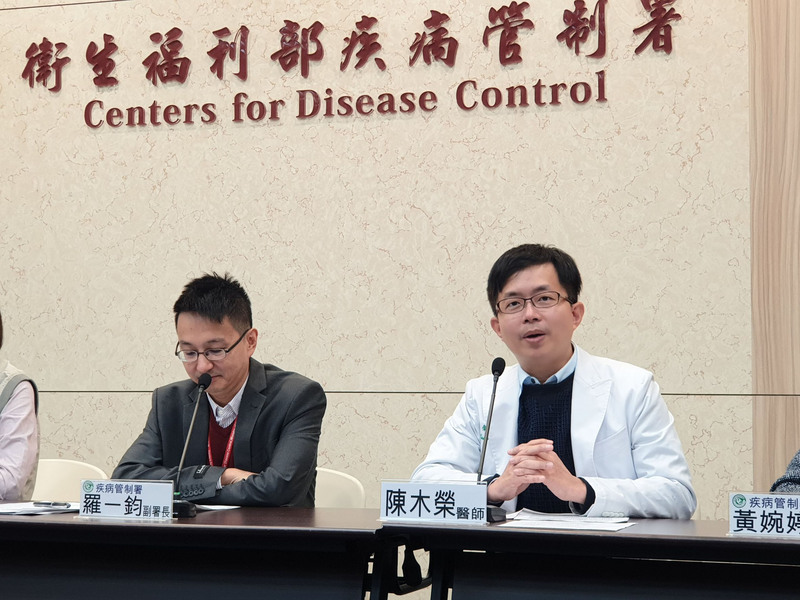 65歲以上長者、學齡前幼童的公費流感疫苗將開打，小兒科醫師陳木榮（右）3日出席記者會表示，現在公費疫苗全是四價疫苗，保護力提升，呼籲家長應帶孩子接種。(圖：中央社)