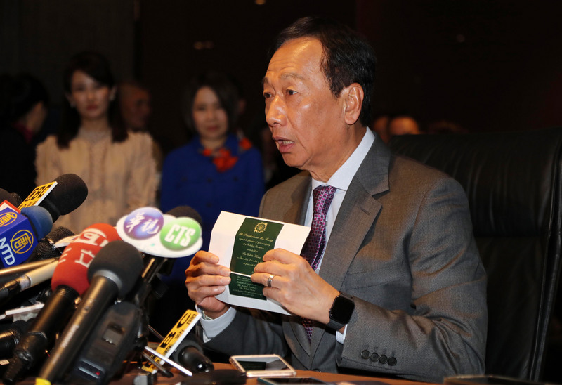 鴻海集團創辦人郭台銘3日在松山機場舉辦訪美行前記者會，郭台銘秀出邀請函表示，將出席白宮聖誕派對，可能會與美國總統川普見面說話。(圖：中央社)