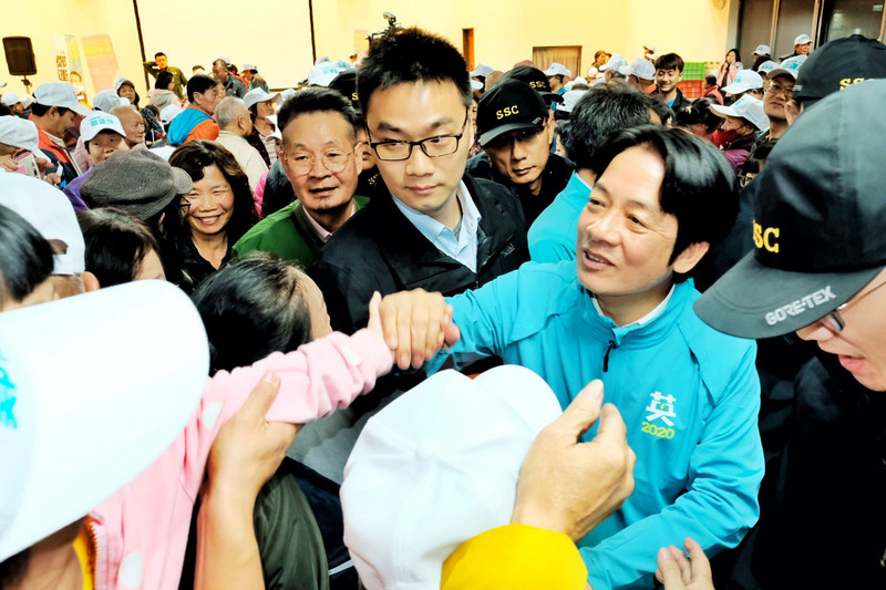 民進黨副總統參選人賴清德（右）3日前往桃園，為民進黨立委參選人鄭運鵬輔選，受到大批支持群眾熱情歡迎，場面相當熱鬧。(圖:中央社)