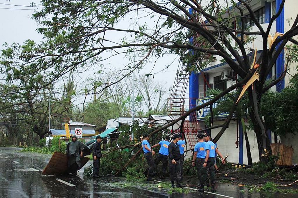 颱風北冕(Typhoon Kammuri)3日挾帶狂風豪雨侵襲菲律賓。 (AFP)