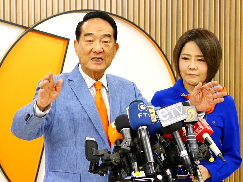 親民黨總統候選人宋楚瑜(左)以及發言人于美人(右) (央廣記者王照坤 攝)