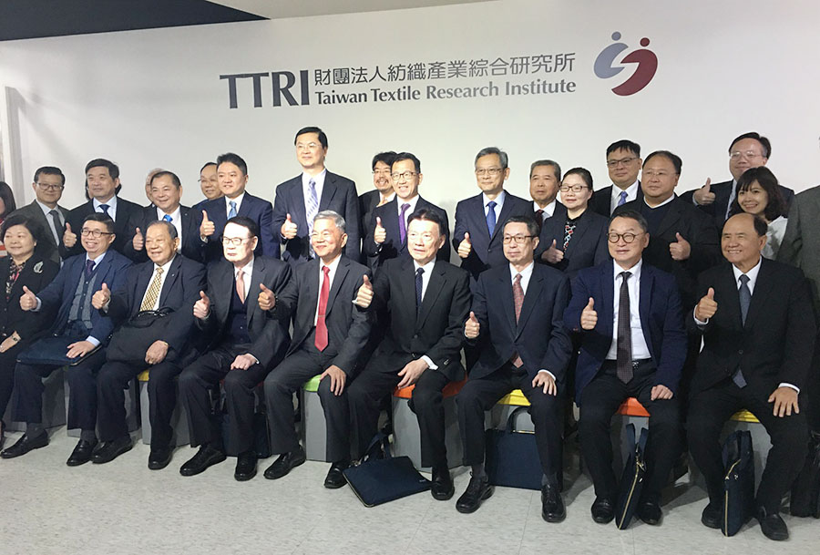 經濟部長沈榮津(前排中)以財團法人紡織產業綜合研究所董事長身份出席紡織所60週年慶。(謝佳興 攝)
