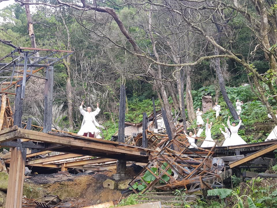 優人神鼓重返山上劇場，在焚毀的排練場遺跡上，藉由一場儀式性的演出，宣布山上劇場募資重建計劃正式啟動。（江昭倫攝）