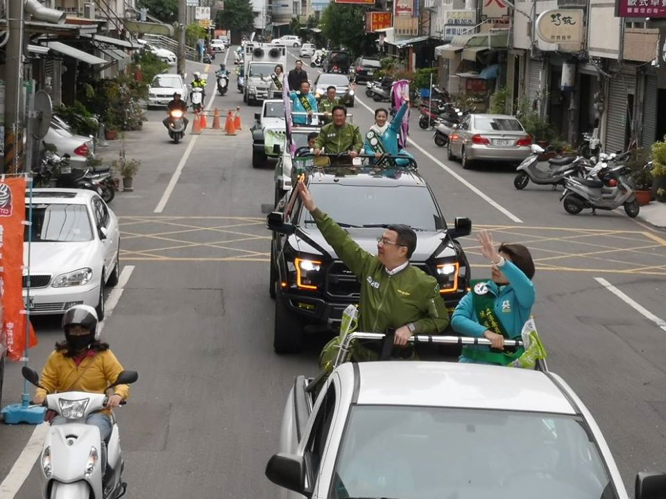 民進黨行動中常會首場移師彰化，民進黨主席卓榮泰陪同立委參選人車隊掃街。(劉玉秋 攝)