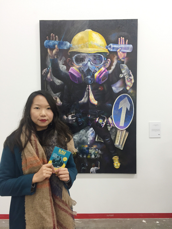 「流水與飛灰‧創意進化╳革命」藝術展3日在巴黎開幕，策展人Ricko表示，希望透過藝術空間，建立與法國社會的交流平台，讓更多人了解香港抗爭運動。身後的創作展示香港民眾各種象徵性的抗爭裝備。 (圖:中央社)