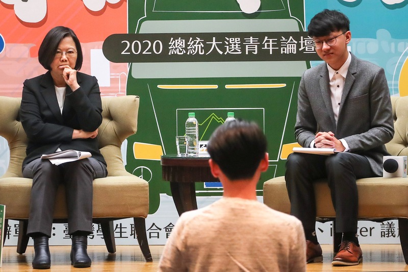 蔡英文總統4日晚間出席青年論壇，在場學生相當關心台灣對香港「反送中」的協助。(圖：中央社)