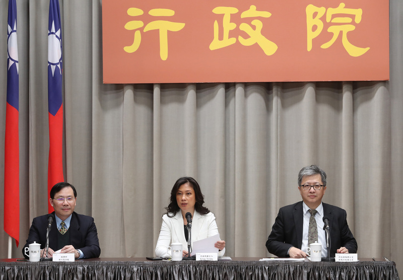 行政院會後記者會5日在新聞中心舉行，由行政院發言人Kolas Yotaka（谷辣斯．尤達卡）（中）5日主持，經濟部次長林全能（左）、行政院科技會報辦公室執行祕書蔡志宏（右）出席。(圖:中央社)