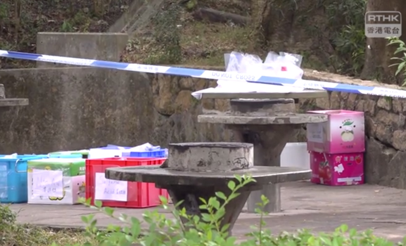 香港郊外5日發現一批危險化學品，警方懷疑這批化學品是「反送中」運動示威者盜自香港中文大學化學實驗室，正展開追查。(圖擷自香港電台)