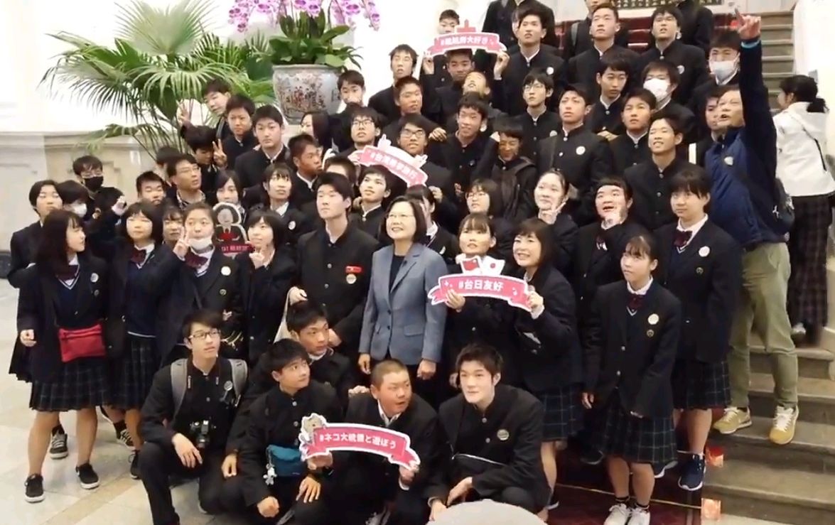 日高中生訪總統府大驚喜，蔡總統問吃珍奶沒。 (圖:翻拍自蔡總統推特)