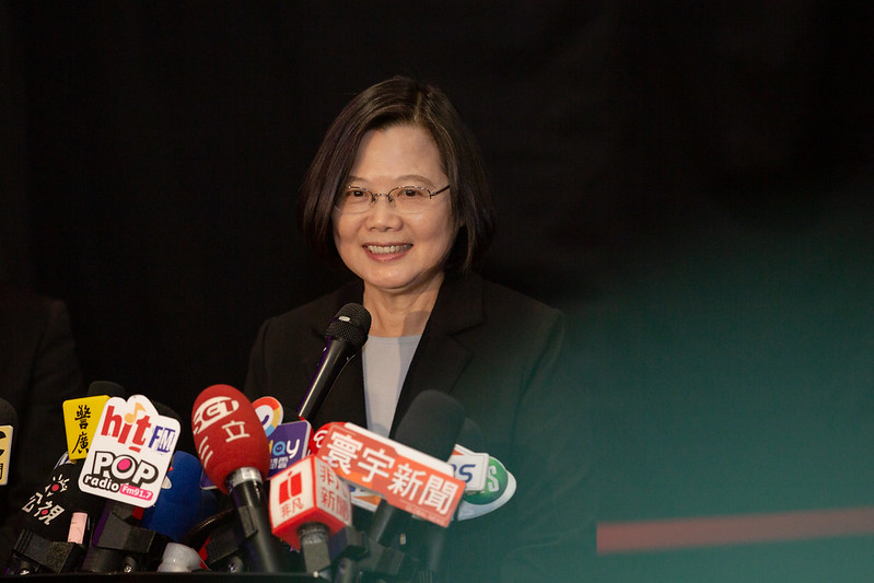 國民黨總統候選人韓國瑜的最新電視廣告用7個「憑什麼」質疑蔡政府的作為，蔡總統5日回嗆「大家應該更想問他憑什麼可以選總統吧」。(圖：總統府Flickr)