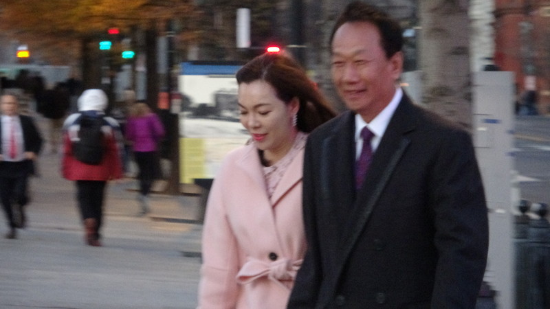 鴻海集團創辦人郭台銘（右）美東時間5日傍晚偕同妻子曾馨瑩（左）出席白宮耶誕派對。郭台銘表示，參加派對很開心。(圖：中央社)